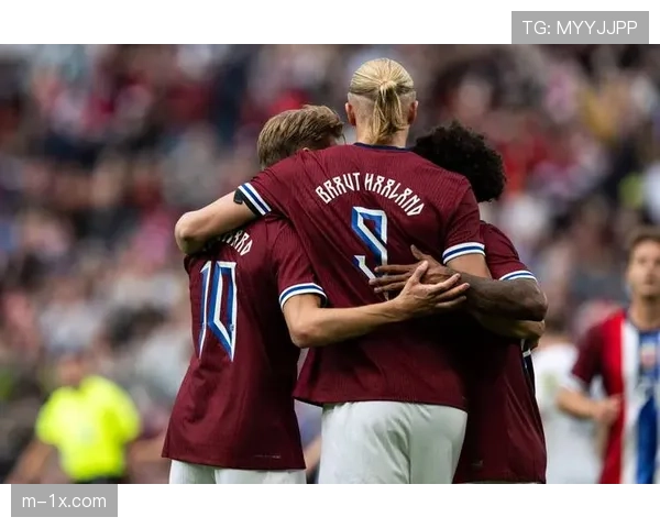 特写:终场哨响,姆巴佩与哈兰德交换球衣,耳语交流